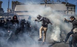 巴黎五一劳动节发生多起暴力事件，警方动用催泪弹反击
