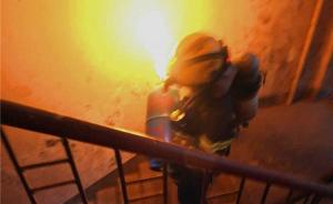 昆明一居民家中煤气罐自燃，消防员抱着燃烧的煤气罐冲出住宅