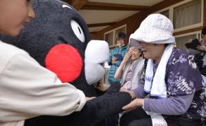 日本熊本县吉祥物“熊本熊”震后首次亮相，慰问灾区避难场所