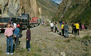 西藏旅游大巴撞车坠崖致44死，多为安徽上海山东河北等地游客