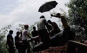 鲁甸地震头七祭：简单下葬的遇难者，多老人与孩童