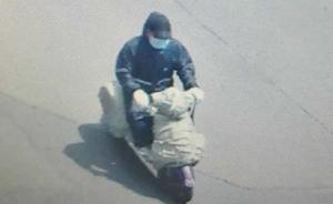 徐州黄金柜台抢劫案犯罪嫌疑人照片曝光：黑色雨衣蓝口罩