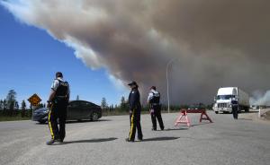 苦涩的“机会”：加拿大失业者排队申请森林大火灾区清理工作
