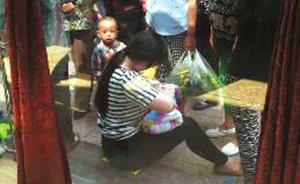 陕西一弃婴纸箱内哭泣，26岁年轻妈妈街头当众为其哺乳