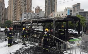 上海一辆公交车因发动机故障起火，乘客被疏散无人员受伤