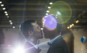 直击｜同性婚姻维权第一案原告举行婚礼，自制同性“结婚证”