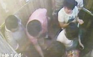 宁波男子电梯内对女学生“咸猪手”，后殴打学生母亲致骨折 