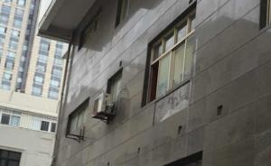 上海一男一女两大学生坐在商务楼台阶，被外墙大理石脱落砸伤