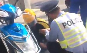 上海女快递员被处罚时情绪激动双手抽筋，民警先按摩再开罚单