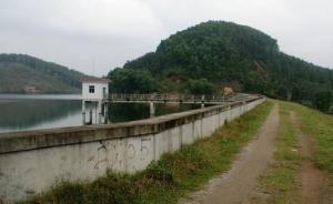 海南一村庄被划入水源保护区禁种地养殖，告县政府索赔五千万