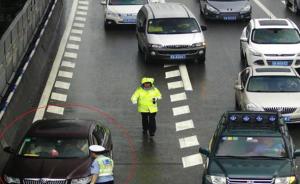 重庆一司机不满交通管制冲卡，拖行民警20多米