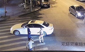 重庆一新郎穿女士内衣被绑去游街，市民疑为绑架案立马报警