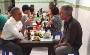 奥巴马“拉拢”越南民众，去街头平价餐厅吃米粉、录美食节目