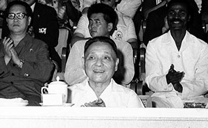 1977年正式复出后，邓小平选择观看足球赛首次公开亮相