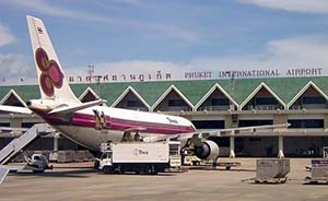 300名中国游客滞留普吉机场4天，今抵曼谷并将转机回国