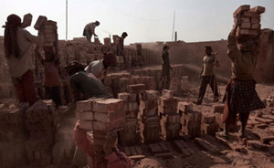 哈萨克斯坦警方从黑砖窑中救出15名中国“奴隶”