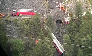 瑞士一列载有200人的火车在山谷脱轨，已造成10余人受伤 