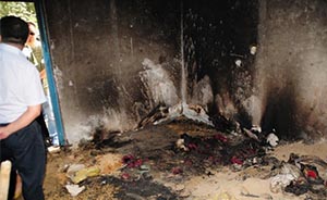 新疆暴徒成“瓮中鳖”绑爆炸装置冲向警察，9人被击毙