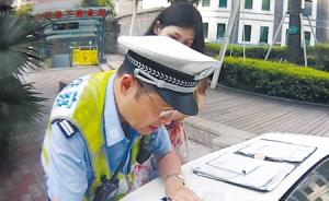 重庆一女子无证驾驶保时捷被查，当面掏出1万元贿赂民警
