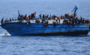 意大利海军拍下难民船倾覆全程：500人挤满甲板一个个落水