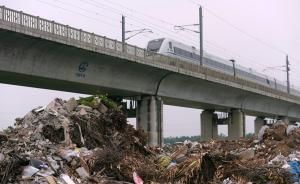 海南万泉河畔被倾倒大量建筑垃圾，当地政府：正抓紧整改