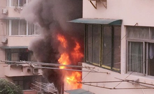 上海一民居发生大火，疑因手机通过插座充电时爆炸引发