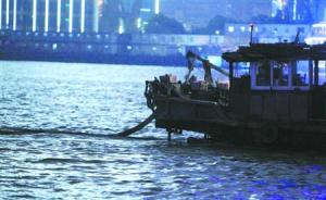 趁夜捕捞黄浦江水蚯蚓，上海强制驱离14艘“三无”小船