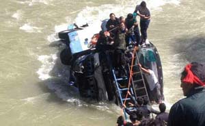西藏载45人旅游大巴被对向货车撞入河道，已致3死13人失踪
