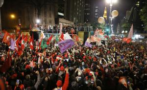 巴西前总统卢拉现身民众抗议活动，挺罗塞夫警告国家面临倒退