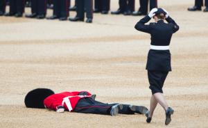 英女王穿“绿屏”外套出席90岁生日庆典，晕倒的卫兵又抢镜