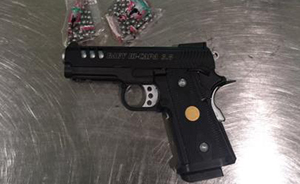 一男子在昆明机场被安检出携空气动力枪和200发钢珠弹