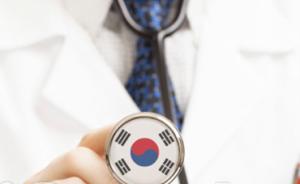 医生因打针弄疼孩子常被抽耳光，韩国修法严惩医闹