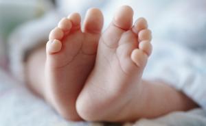 福州家长用偏方治疗发烧女婴致其窒息，昏迷17天后放弃治疗
