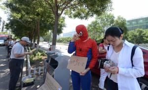 北京街头一母亲扮蜘蛛侠筹钱：5岁儿患血病，已下病重通知书