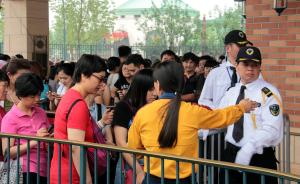上海迪士尼乐园今天中午12时开园，有游客清晨5点赶来排队