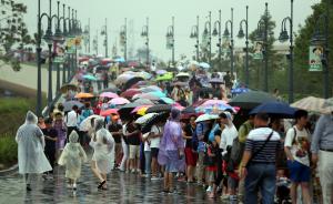 上海迪士尼开园首日游客雨中排长队，园方提前半小时放行