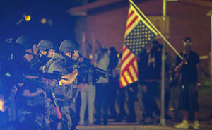 美国弗格森持续冲突31人被捕，民调显示45%非裔不信任警方