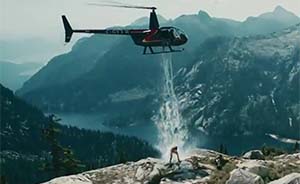 真汉子这样玩“冰桶挑战”：站在高山上用直升机泼冰川水