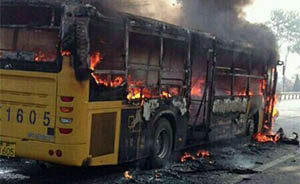 山东烟台一公交车起火1死19伤，疑遭人为纵火