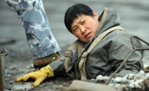 哈尔滨女工暴雨中用身体夹住150斤井盖，被赞“雨中莲花”