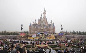 上海迪士尼开幕首日现场不售当天票，乐园外小镇也成热门景点