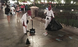 上海迪士尼开园后首个周末不文明现象时有发生，有人乱扔垃圾