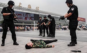 上海火车站首次演习“砍杀”暴恐处置：2名暴徒8分钟内落网