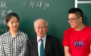 81岁华裔留学生手写16万字硕士毕业论文，毕业答辩被围观