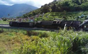 台湾东部一“自强号”列车在花莲县出轨，已致2名旅客受伤
