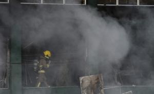 香港工业大厦火灾逾100小时后被扑灭，消防员2死10伤