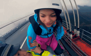 外国姑娘不听警察劝告，在湖南矮寨大桥强行跳伞