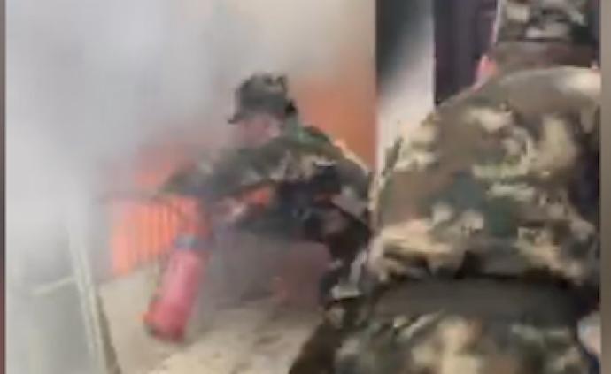 武警哨兵带战友扑火，又协助消防疏散群众