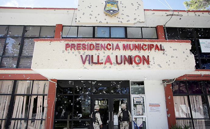 早安·世界｜墨西哥镇政府办公楼被重火力打成筛子，多人失踪