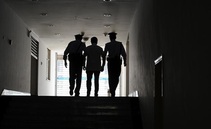 海南省公安厅经侦总队原调研员陈小明被批捕，涉嫌包庇黑社会